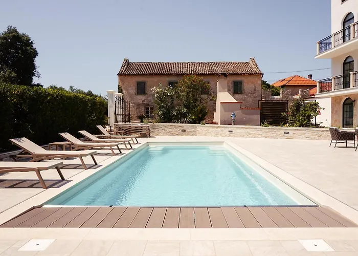 Stari Dvor 우글랸